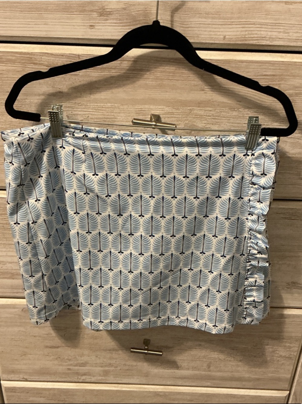 Smith & Quinn women’s golf skort  ruffled side.